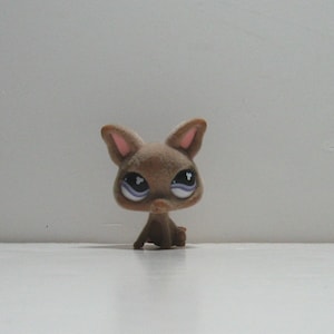 Vintage 2007 LPS Littlest Pet Shop Flocked/Fuzzy Brown Chihuahua Puppy Dog #461 with Rare Purple Cloverleaf Eyes, Blue Magnet, from Hasbro