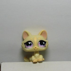 LPS Littlest Pet Shop Authentic Vintage 2004 Crouching Cat #848, Pale Yellow w/Purple Eyes, Adorable & Collectible,  Hasbro Excellent Cond.