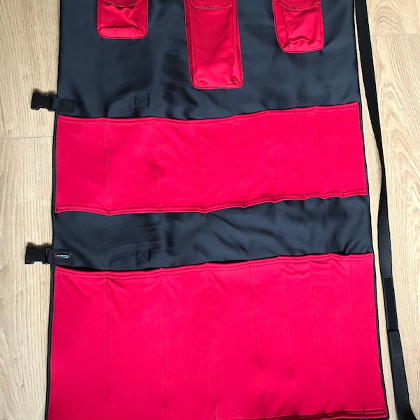 Bolsa de herramientas para equipos BDSM en color rojo y negro. BDSM, perversión, fetiche, almacenamiento para floggers, bastones, fustas, paletas, collares, cuerdas, ataduras.