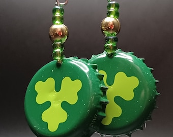 Groene klaver kroonkurk oorbellen