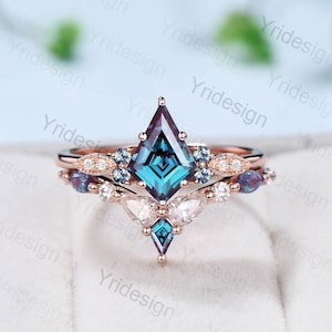 Kite Cut Alexandrit Ring Vintage Alexandrit Moissanite Verlobungsring Einzigartige Milgrain Hochzeit Set Art Deco Juni Birthstone Braut Set