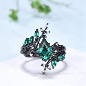 Conjunto exclusivo de anéis de noivado com esmeralda e corte gótico em forma de pipa, conjunto de anéis de noivado em ouro preto e pedra de nascimento inspirada na natureza, conjunto de casamento com marquise