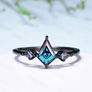 Dainty Black Gold Kite Cut Alexandrite Engagement Ring Minimalist Three Stone Dainty Wedding Ring Unique Handmade Proposal Gifts for Women