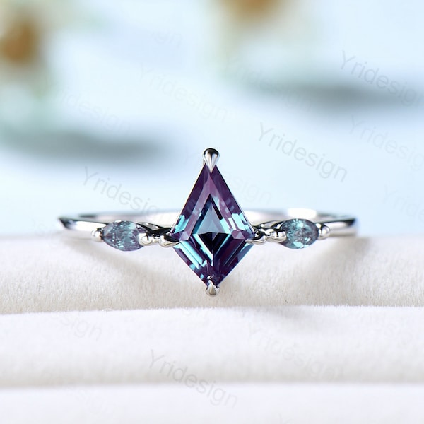 Dainty Kite Cut Alexandrite Engagement Ring Three Stone Minimalist Color Change Stone Wedding Ring For Women Simple Gold Anniversary Ring