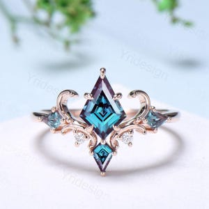 Unique Kite Cut Alexandrite Engagement Ring Art Deco Air Fly Color change Alexandrite Alternative Rose Gold Wedding Ring For Women