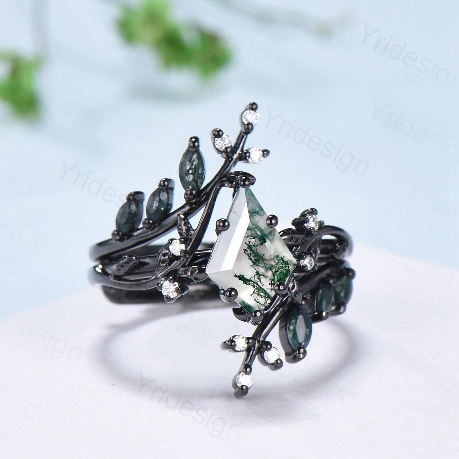 Conjunto de anéis de noivado em ágata musgo com lapidação em pipa e inspiração na natureza, com galhos de folhas e ágata verde com lapidação marquise e ouro negro, conjunto de alianças de casamento