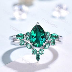 Vintage Pear Shaped Emerald Engagement Ring Set Retro Marquise Emerald Wedding Ring Set Art Deco Green Gemstone Anniversary Bridal Ring Set