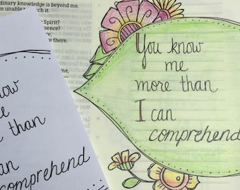 Puede incluir: Una ilustración dibujada a mano de una hoja verde con un borde blanco. La hoja contiene el texto "You know me more than I can comprehend". El texto está escrito en cursiva negra. La hoja está rodeada de flores de colores.