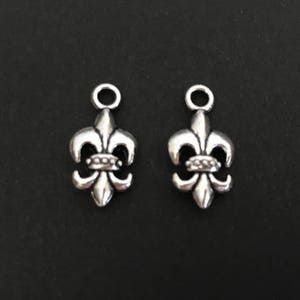 Fleur de Lis Charm.  Lot of 10 / 20 / 30 / 40 / 50 / 100 PCS Silver Tone Flower Charms.  Craft Supplies. Jewelry Supplies. Necklace Pendant.