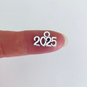 Tiny 2025 Charm. 10 / 20 / 30 / 40 / 50 / 100 pcs Tiny 2025 Year Charms. School of 2025 Pendants. Year Charm. DIY Handmade Jewelry Pendants.