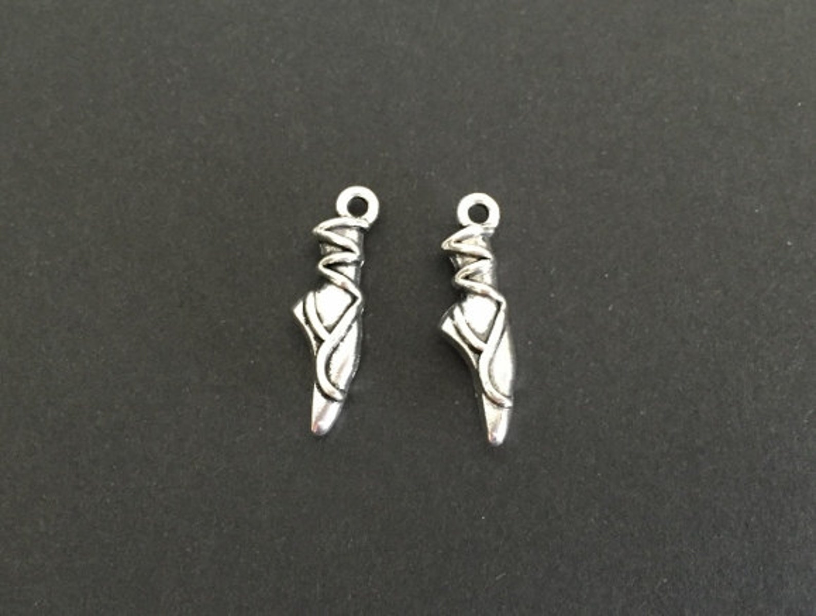 antique silver plated ballerina shoes charm. silver ballet shoes pendants. diy craft supplies. handmade jewelry supplies. baller