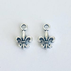 Tiny Fleur de Lis Charm.  Lot of 10 / 20 / 30 / 40 / 50 / 100 PCS TINY Silver Tone Fleur de Lis Charms. Craft Supplies. Handmade Findings.