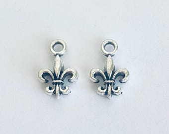 Tiny Fleur de Lis Charm.  Lot of 10 / 20 / 30 / 40 / 50 / 100 PCS TINY Silver Tone Fleur de Lis Charms. Craft Supplies. Handmade Findings.