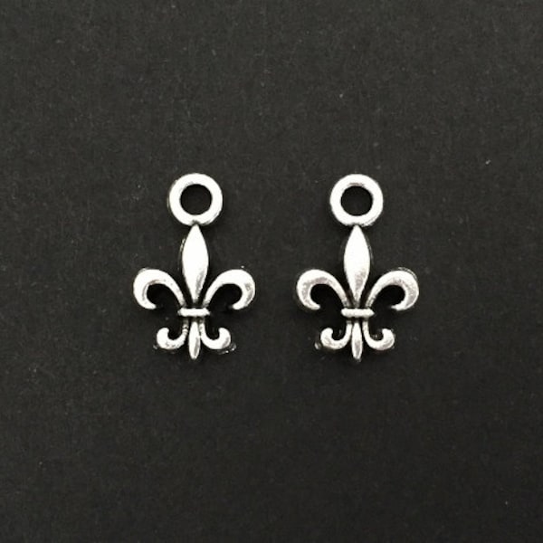 Tiny Fleur de Lis Charm.  Lot of 10 / 20 / 30 / 40 / 50 / 100 PCS TINY Silver Tone Fleur de Lis Charms. Craft Supplies. Handmade Findings.