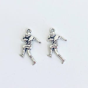 Football Player Charm. Lot of 10 / 20 / 30 / 40 / 50 / 100 PCS Silver Tone Football Charms. Key Chain Accessories.Handmade Jewelry Supplies.