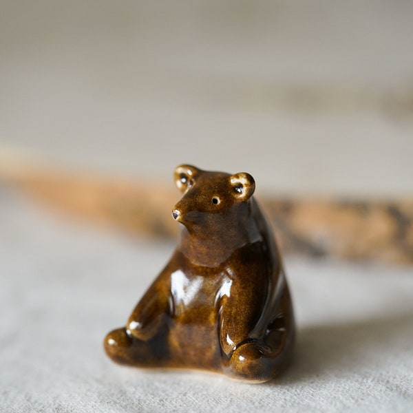 Figurine d'ours en céramique faite main