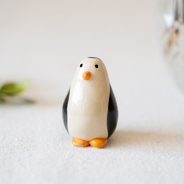 Estatuilla de pingüino de cerámica hecha a mano