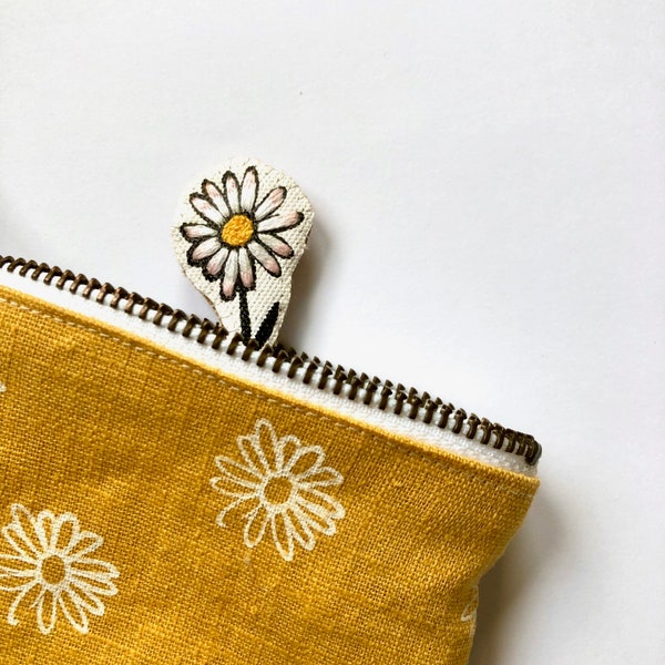 Mini pochette Pâquerette en lin jaune imprimée artisanalement en sérigraphie