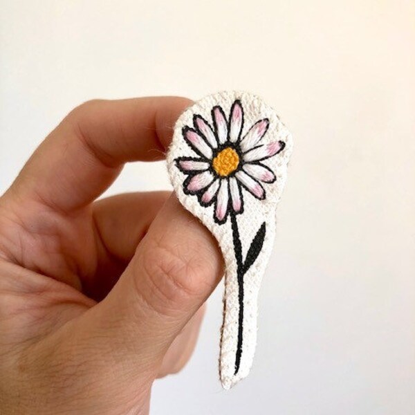 Broche Pâquerette en tissu impression en sérigraphie et broderie à la main