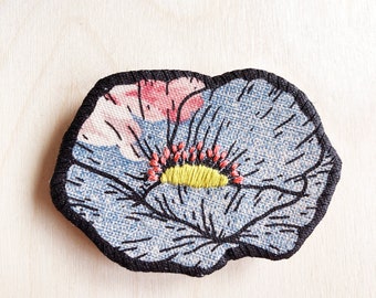 Broche Fleur bleue unique en tissu de récupération imprimée en sérigraphie et brodée à la main