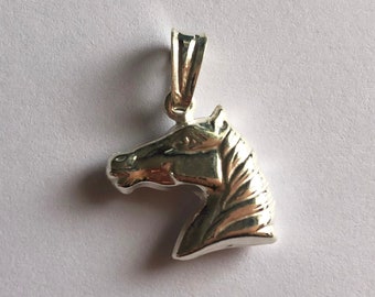 Pingente de Cavalo Prateado Equus - Colar de Cavalo - Pingente de Cabeça de Cavalo - Joias Equinas - Joias com Tema de Cavalo - Ideia de Presente