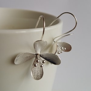 Flower Earrings Flores Blancas - Frosted Silver Earrings - Long Stem Earrings - Silver Jewelry - Flower Jewelry - Gift Idea for Her