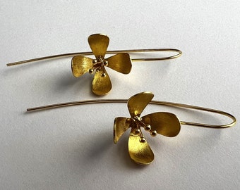 Flower Earrings Flores Blancas Dorado - Gold Plated Silver Earrings - Long Stem Earrings - Flower Jewelry - Gold Plated Jewelry - Gift Idea