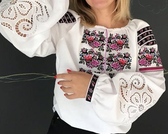 ウクライナの白い刺繍ブラウス - ボヘミアン風の長袖タイネック、民族 