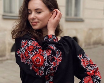 Schwarze Frauen Bluse aus Baumwolle bestickt mit ukrainischem Baum des Lebens Stickerei