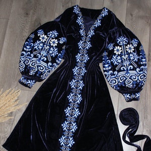 Svart sammet Vyshyvanka klänning: ukrainsk broderad Boho klänning