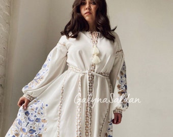 Robe longue fleurie couleur laiteux Robe de mariée brodée avec manches bouffantes Robe ukrainienne traditionnelle avec broderie florale
