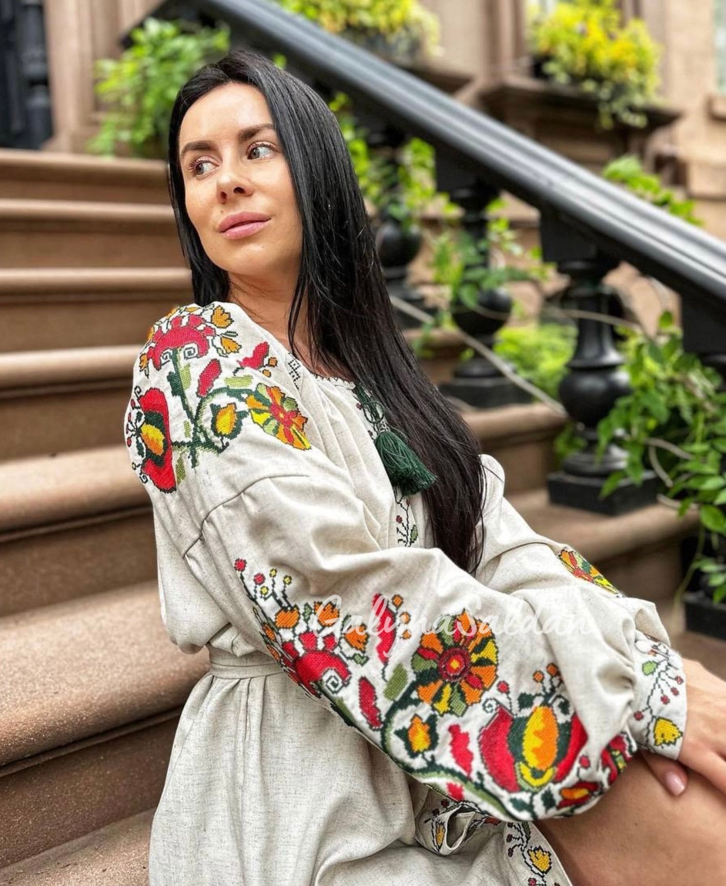Robe ukrainienne maxi brodée avec broderie traditionnelle. Tenue de cérémonie vyshyvanka