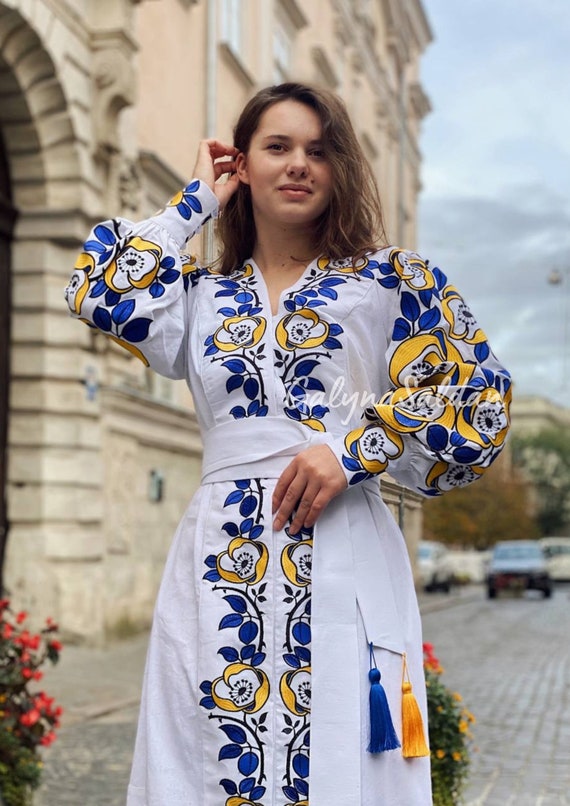 Witte vyshyvanka jurk Bruiloft lange linnen jurk Oekraiense traditionele jurk met geborduurde bloemen Etsy Nederland