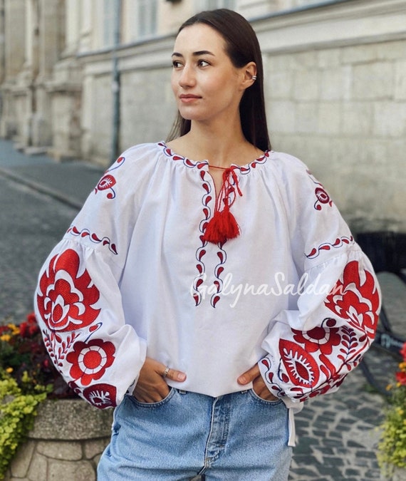 Chemisier boheme brode de roses rouges Chemise vyshyvanka ukrainienne Chemisier ethnique brode a manches bouffantes Etsy France