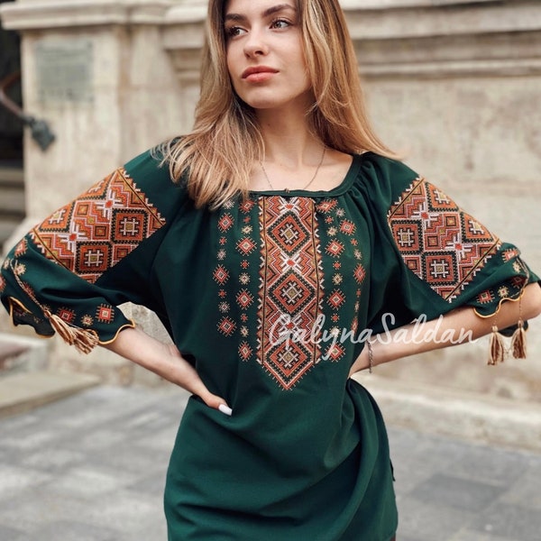 Vyshyvanka ukrainienne vert foncé. Chemise brodée nationale avec demi-manche