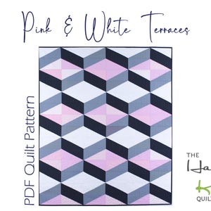 Op de afbeelding: Een quilt met een geometrisch patroon van herhalende kubussen in tinten roze, wit, grijs en donker marineblauw. De tekst Pink & White Terraces, PDF Quilt Pattern en The Happy Kiwi Quilt Studio staat op de afbeelding gedrukt.