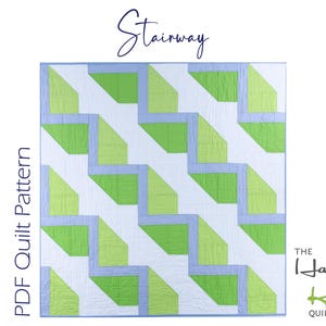 Op de afbeelding: Een vierkante quilt met een geometrisch Stairway-patroon in tinten lichtblauw, limoengroen en wit. Het ontwerp bestaat uit herhalende trapvormen. De tekst op de afbeelding luidt Stairway, PDF Quilt Pattern en The Happy Kiwi Quilt Studio.