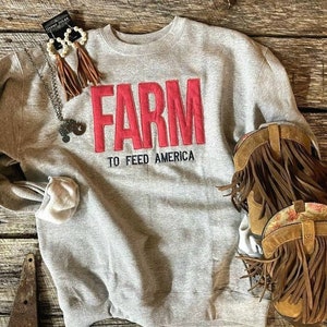 Sweatshirt van Farm to Feed America: geborduurde ronde hals met geborduurde applicatie