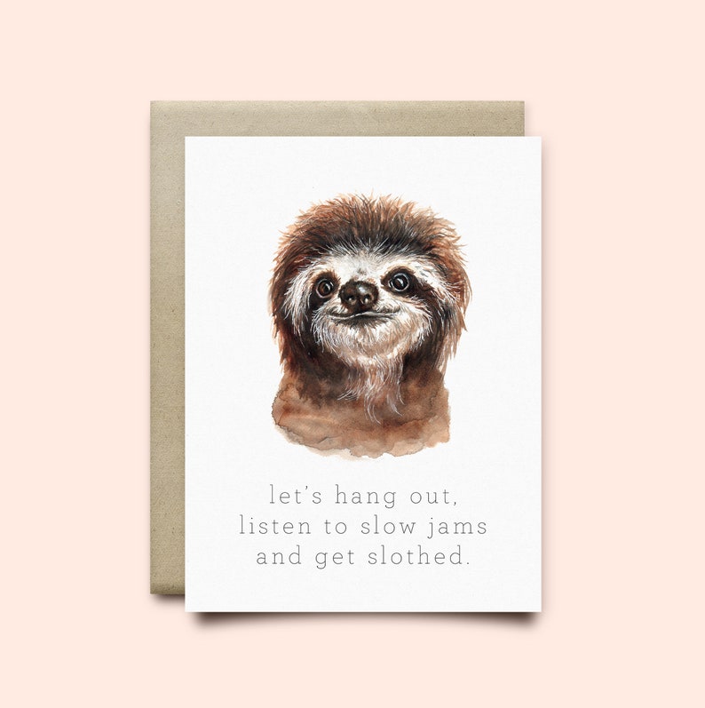 Puede incluir: Una tarjeta de felicitaci&oacute;n con una ilustraci&oacute;n de acuarela de un perezoso con el texto "let's hang out, listen to slow jams and get slothed."