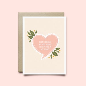 Même si nous sommes séparés, je vous tiens dans ma carte de coeur | Carte d’amitié, mlle vous carte, carte de sympathie, carte de chimio, carte de chagrin, carte de jour de mère