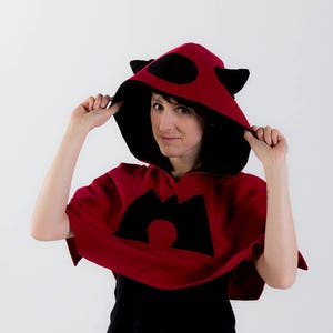 Poncho com capuz cosplay inspirado no Team Magma