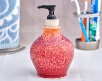Dispensador de jabón de cerámica hecho a mano / Esmalte de color rojo/naranja moteado / Bomba de loción de cerámica rústica