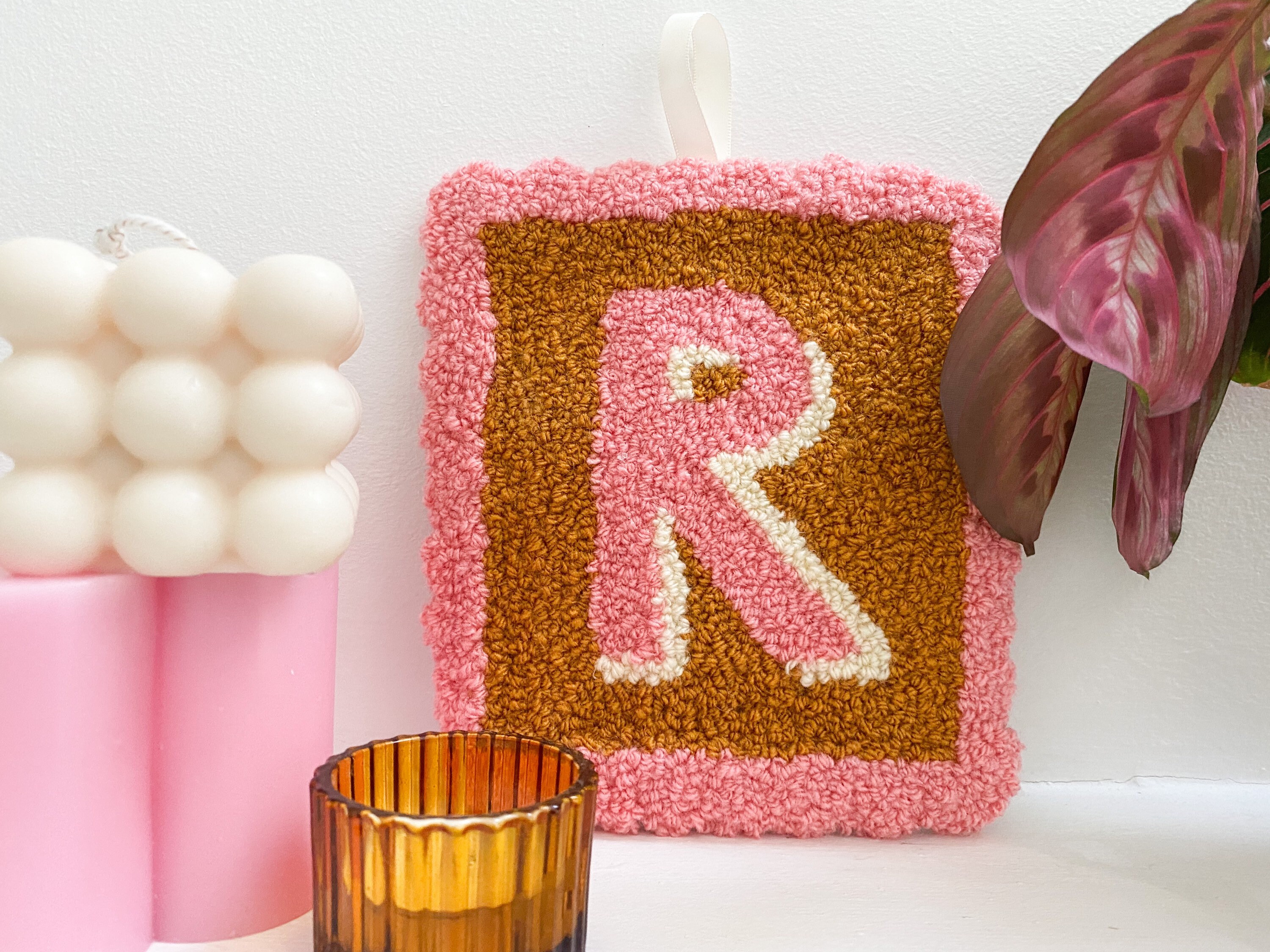 Accrochage Mural Initial Personnalisé à L'aiguille de Poinçon avec Bords Pétoncles/Art Accrochage To