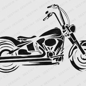 Może przedstawiać: Czarna grafika sylwetkowa motocykla typu cruiser z wysoką kierownicą, dużym zbiornikiem paliwa, nisko osadzonym siedzeniem, podwójnymi rurami wydechowymi i grubymi oponami. Projekt znajduje się na jasnoszarym tle z powtarzającym się tekstem.