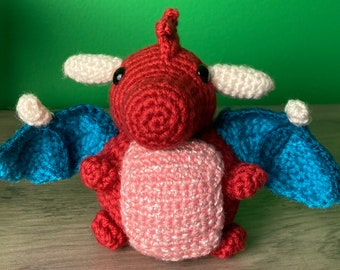 Drago Amigurumi: pancia rossa e rosa con ali turchesi/verde acqua e corna bianche