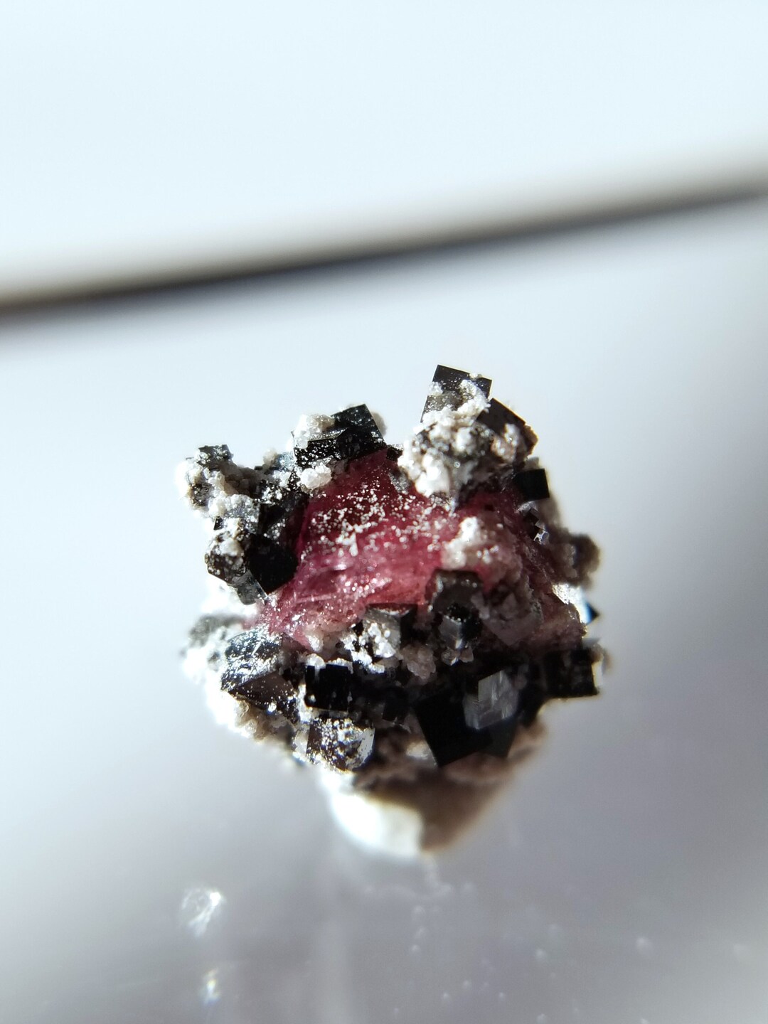 Bixbyite 88 Grammes – Cristaux Brillants Rares En Cluster, USA, Neuf Avec étiquettes