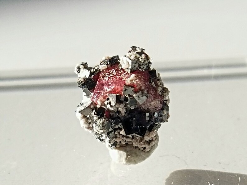 Bixbyite - Cluster De Cristaux Brillants Rare - 88 Grammes - Provenance USA