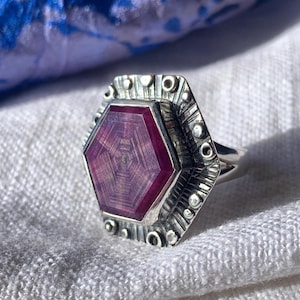 Anello in argento sterling con rubino Trapiche: gioiello fatto a mano con pietre preziose naturali