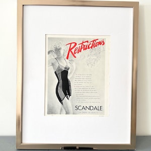 Manifesto pubblicitario autentico di lingerie vintage francese, arte murale di moda retrò, arredamento per camerini glamour pin up di metà secolo, regalo unico