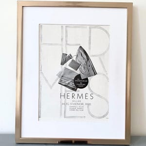Manifesto pubblicitario francese vintage degli accessori Hermès, stampa decorativa in stile retrò della moda parigina per un soggiorno glamour o una cabina armadio, raro regalo per gli amanti di Hermès.